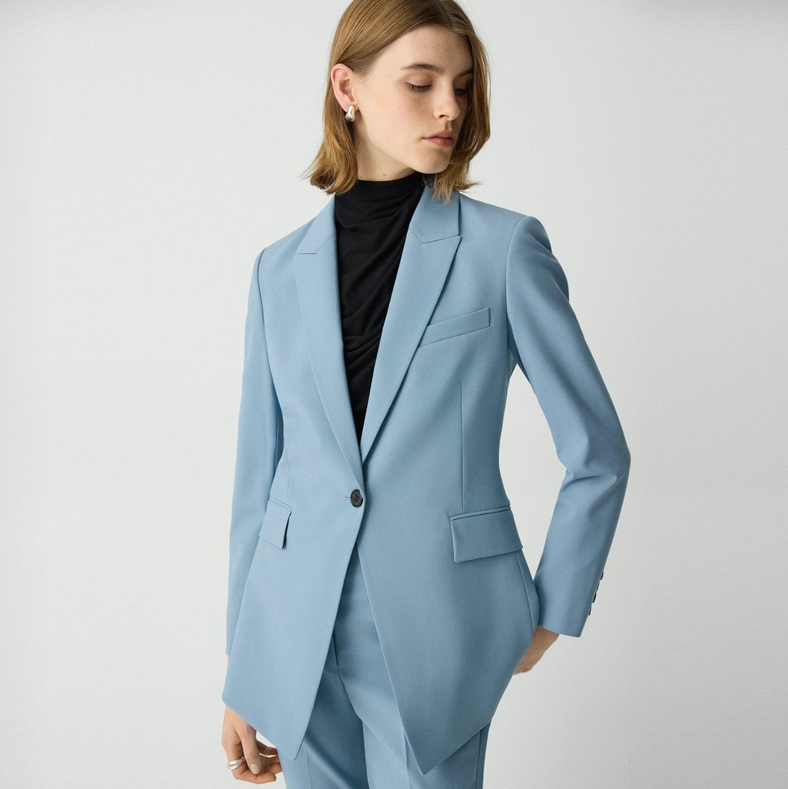 A full Theory suiting set featuring the Good Wool Etiennette Blazer and matching Treeca Trousers.