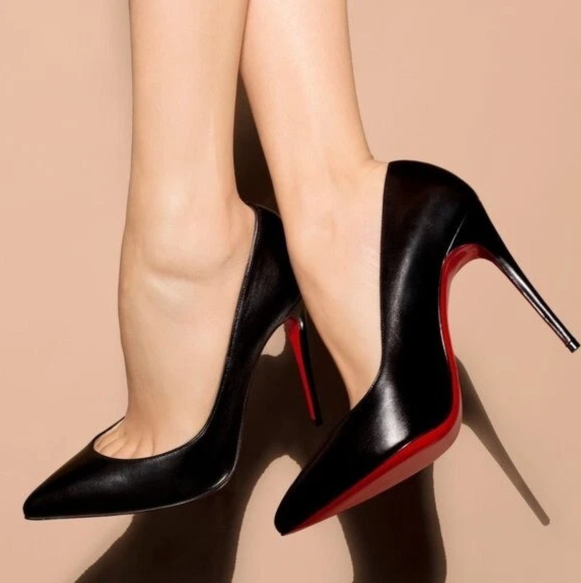  Décolleté design of Christian Louboutin that reveals toe cleavage