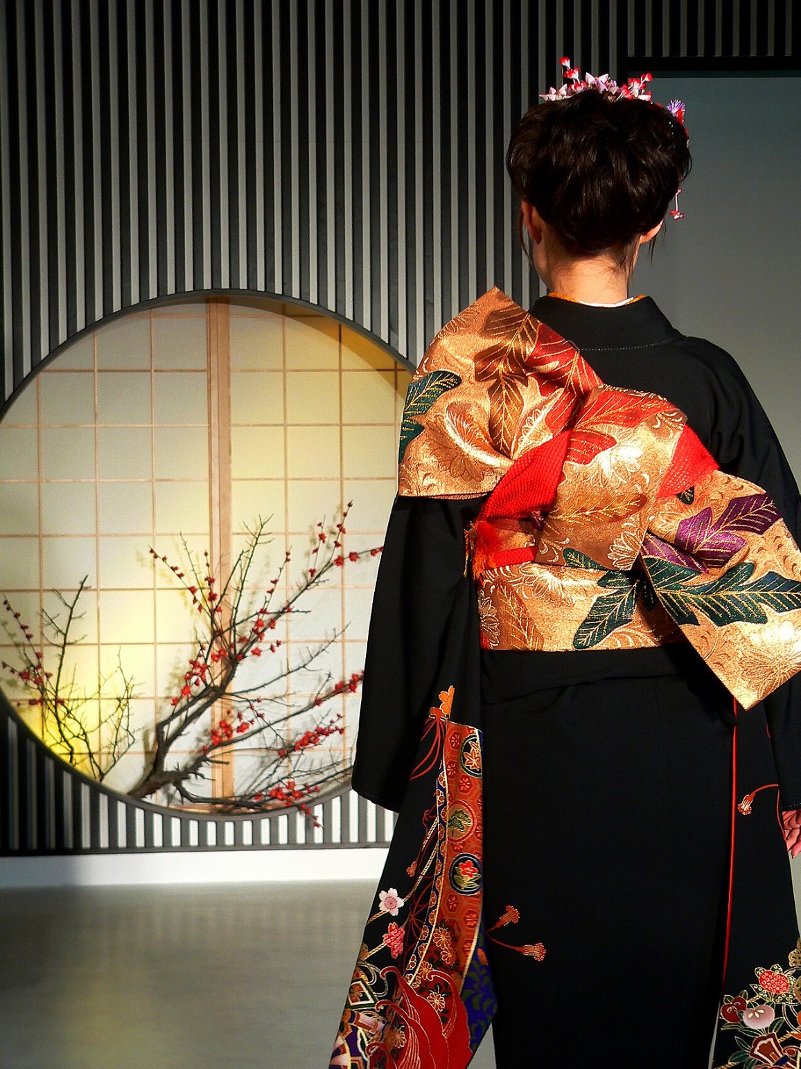 Woman wearing a kimono with the obi tied in the "Tateya Musubi" style