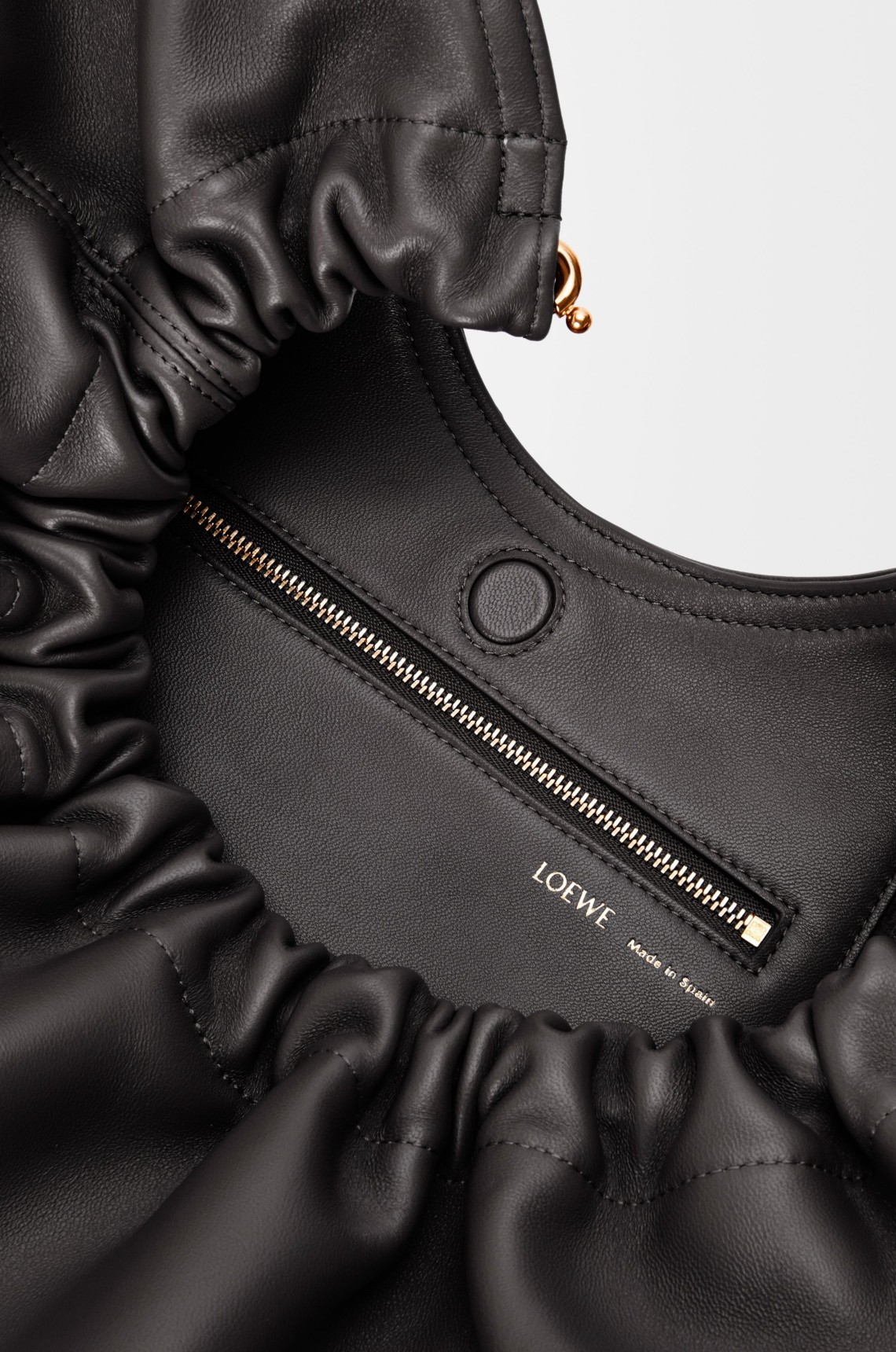 Ruched opening of the Squeeze bag in nappa lambskin